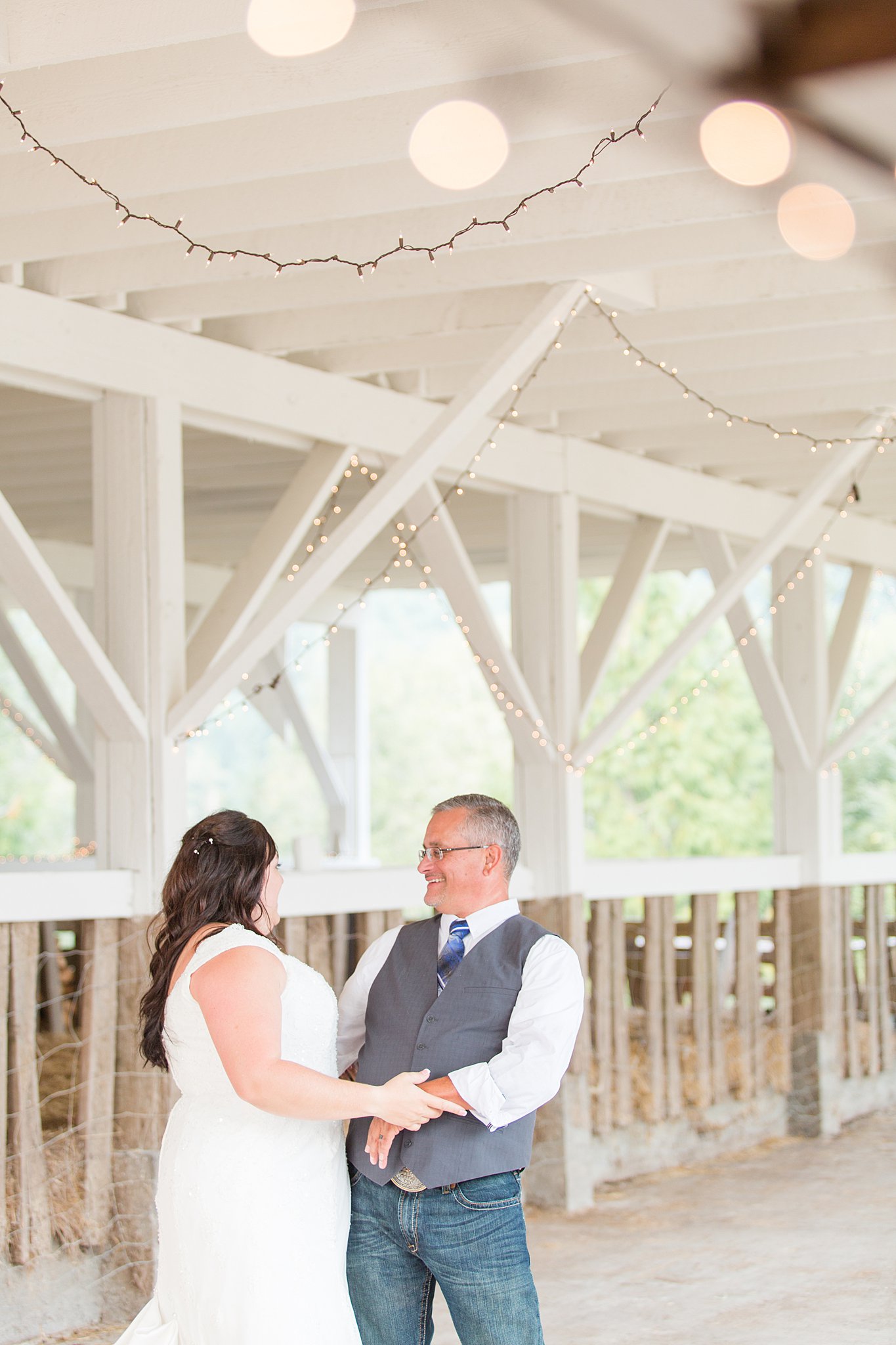 Oregon Country Barn Wedding Zola Feature
